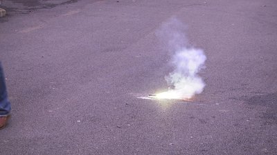 #14970 Pétards NO.4 firecracker with 1 bang  and  green light ( glass paper wrapped)