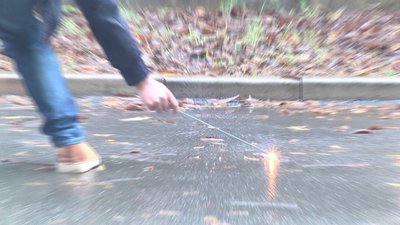 #14970 Pétards NO.4 firecracker with 1 bang  and  green light ( glass paper wrapped)