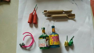 #18389 Petardos Mixed firecrackers B of 5pcs (Flash with blasting pearl,Explosion sound,Gold spinner with spark,Party poppers with paper tape,Candy firecrackers with blasting pearl)